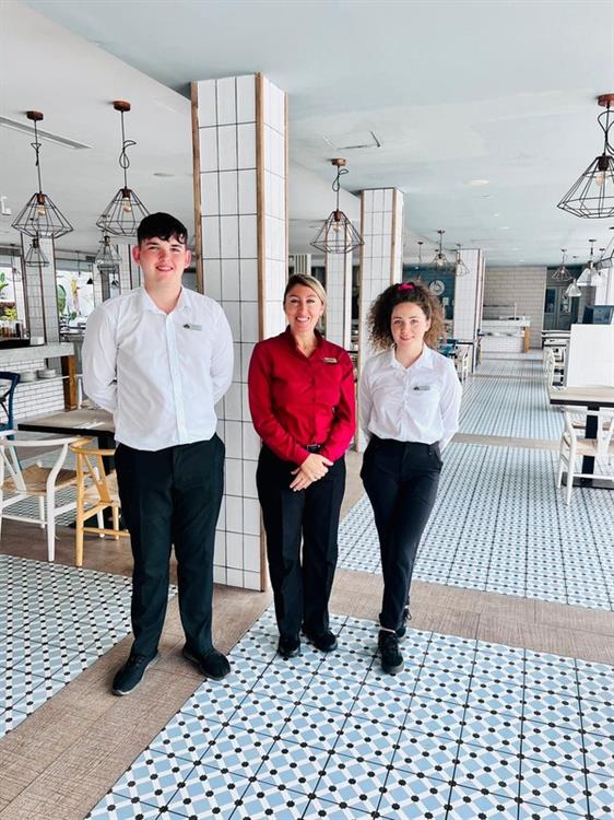 Students working abroad in a restaurant