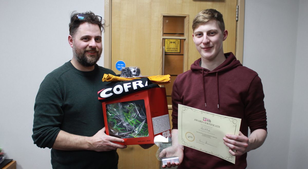 (L-R) Mark Fullerton, SERC lecturer, and Lewis McBride, Level 2 Apprenticeship in Engineering.